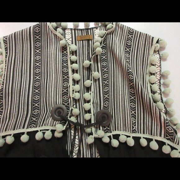 Treska vest with pompon trim OSFM - Picture 3 of 5